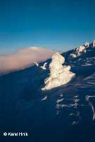 Die in Wolken verpackte Schneekoppe Pec pod Sněžkou * Riesengebirge (Krkonose)