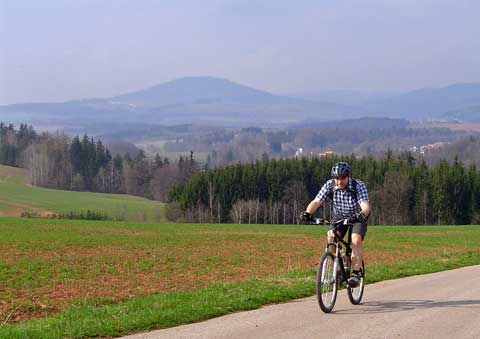 Cesta na Pnici (v pozad al a Vrchlab) * Karkonosze