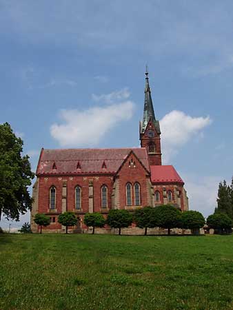 Kirche des St. Johannes von Nepomuk in der neugotischen Stil * Riesengebirge (Krkonose)